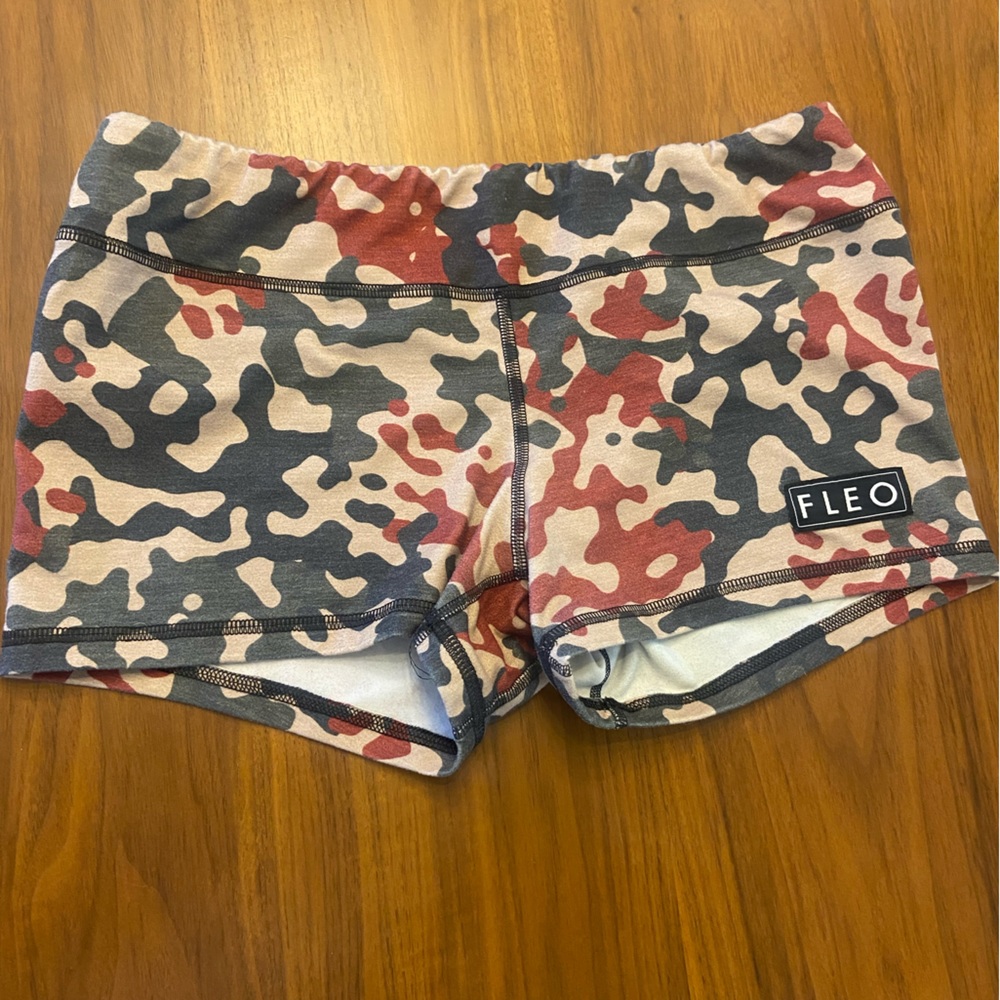 Fleo Camo Shorts - Size Large